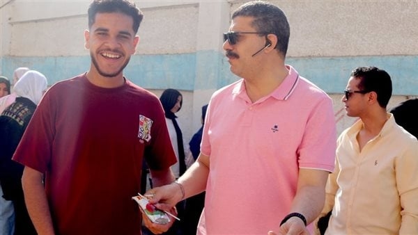 ارتياح بين طلاب الثانوية بعد أداء امتحاني الكيمياء والجغرافيا بسوهاج (فيديو)