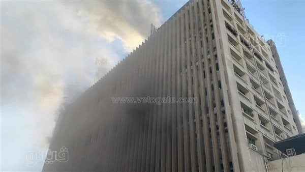 الحماية المدنية تدفع ب 4 سيارات إطفاء إلى موقع حريق سنترال رمسيس (فيديو وصور)