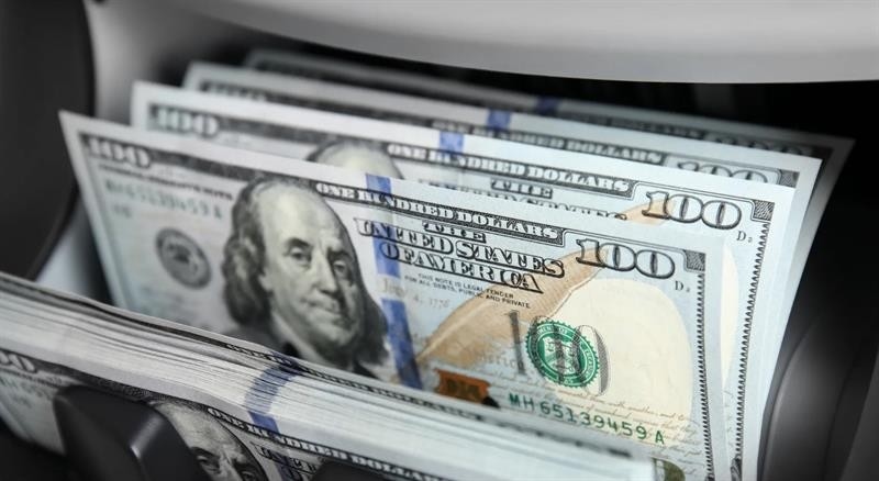 الدولار يتماسك أمام اليورو والين