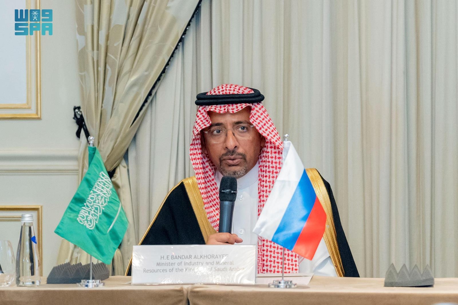 وزير الصناعة والثروة المعدنية يرأس اجتماع الطاولة المستديرة مع ممثلي القطاع الخاص الروسي في موسكو