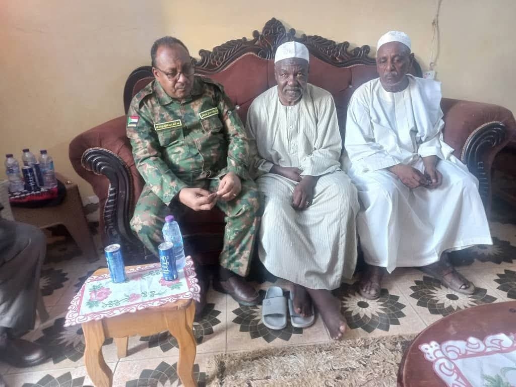 والي شمال كردفان يزور صخرة دفاع الفريق القومي السوداني والمريخ العاصمي الاسبق بمنزله بحي القلعة بمدينة الابيض