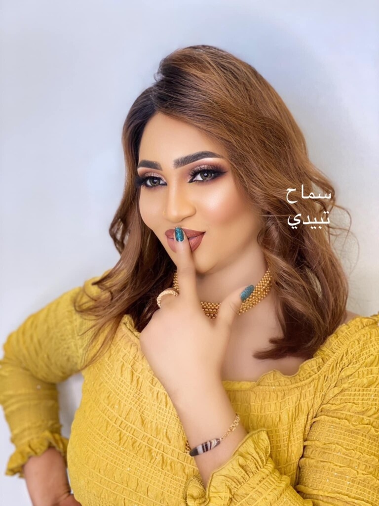 شاهد بالفيديو.. الفنانة عشة الجبل تحرك أنفها وأذنها بطريقة غريبة ومضحكة أثناء تفاعلها مع إحدى الأغنيات الأجنبية