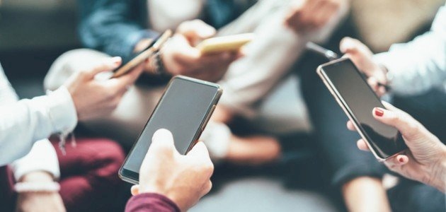 التونسيون وعلاقتهم بالمحتوى الرقمي: إدمان وتحديات في عصر السوشيال ميديا