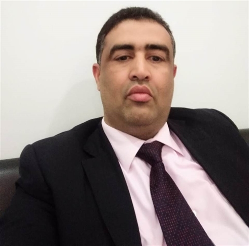 ، كان هناك شاب يكتب الشعر ويلقيه في المناسبات الوطنية او المساندة لقضيتنا العربية