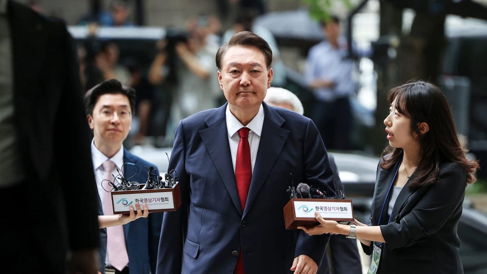 10 Jul 2025 09:29 AM Yoon returns to jail as martial law probe accelerates
