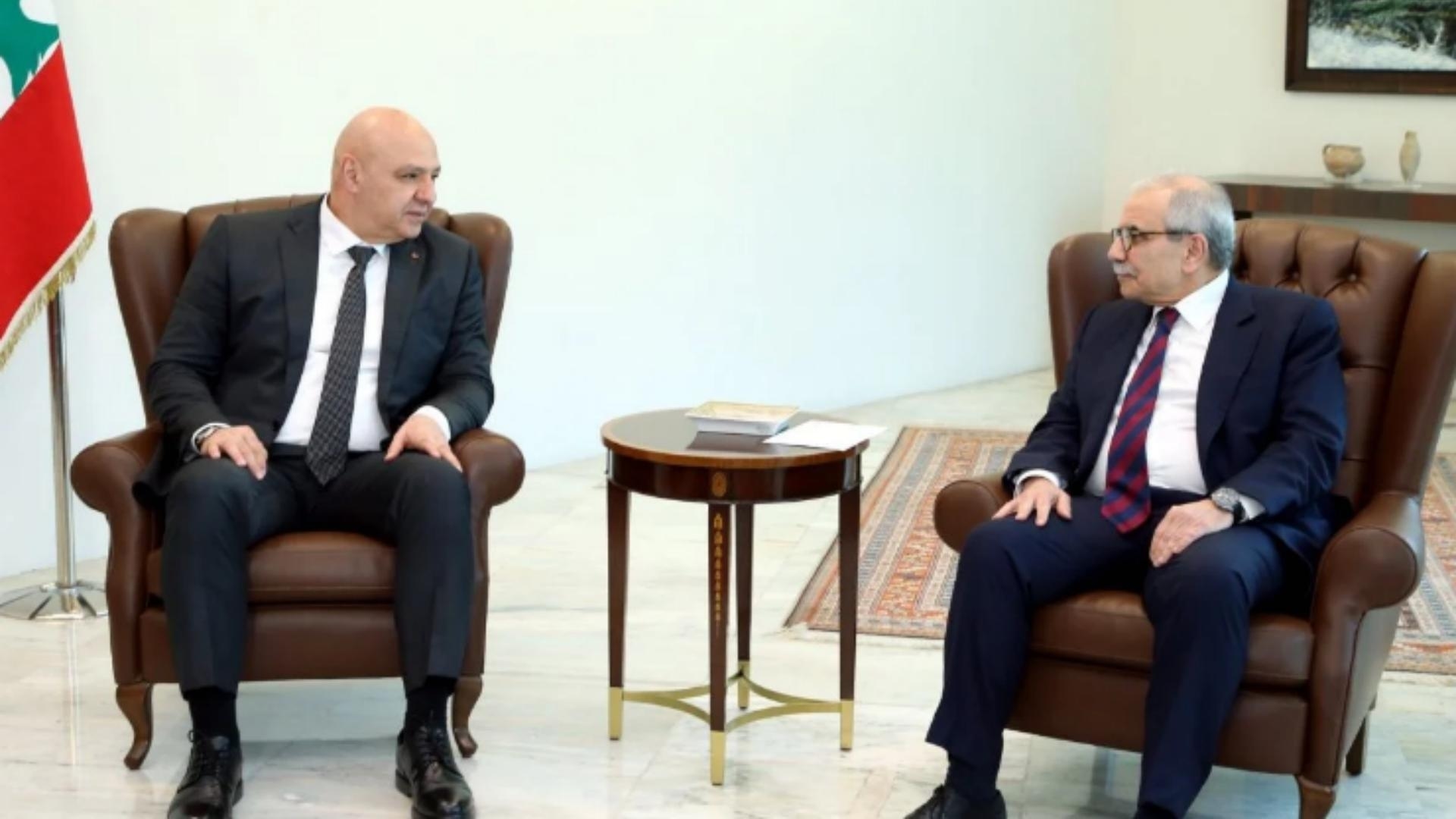 "كوتش نواف" واللعب الفردي… والتوفيق بين بول والمكتبة!