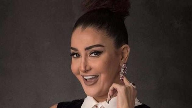 غادة عبدالرازق تخطف الأنظار بإطلالة غريبة في عرض "أحمد وأحمد"