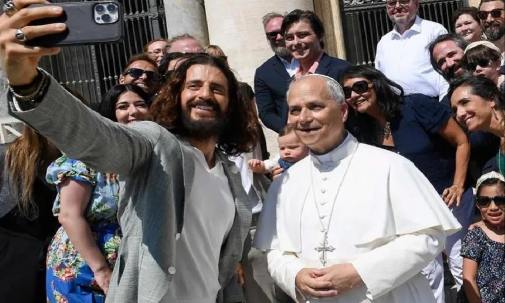 صورة تجمع البابا بمجسّد شخصية المسيح في 'the chosen'