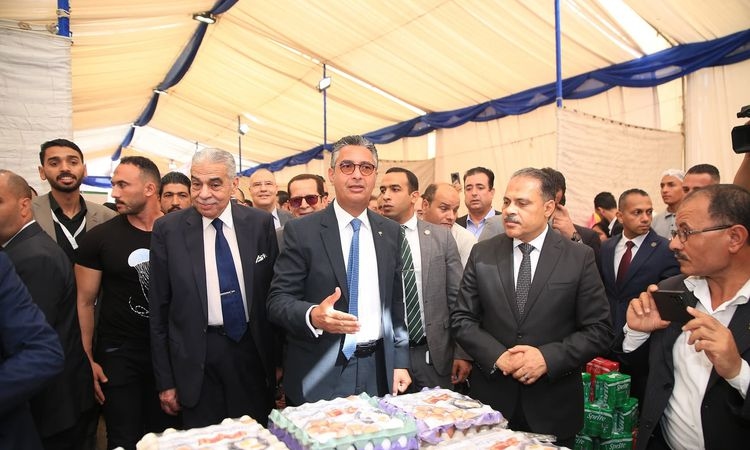 وزير التموين ومحافظ الشرقية يفتتحان سوق اليوم الواحد بالعاشر من رمضان