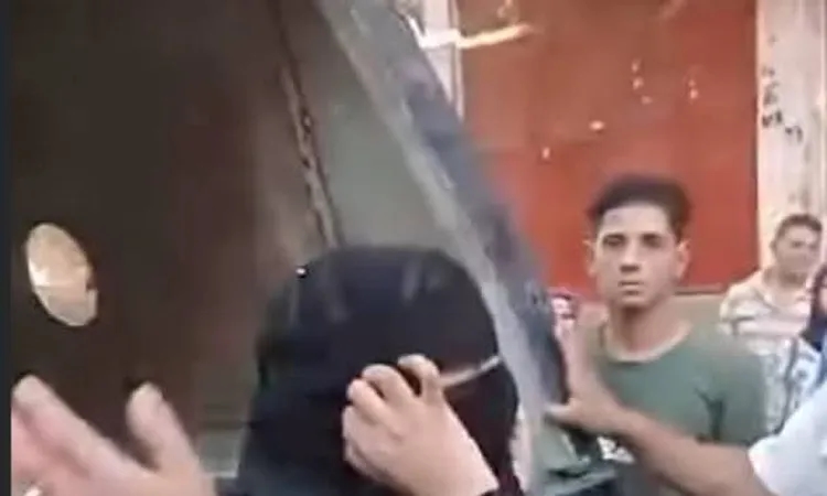 قال انها هتخطف إبنه.. مصدر أمني يوضح ملابسات مقطع فيديو لتعدي مواطنين على سيدة تستقل توكتوك بأسيوط