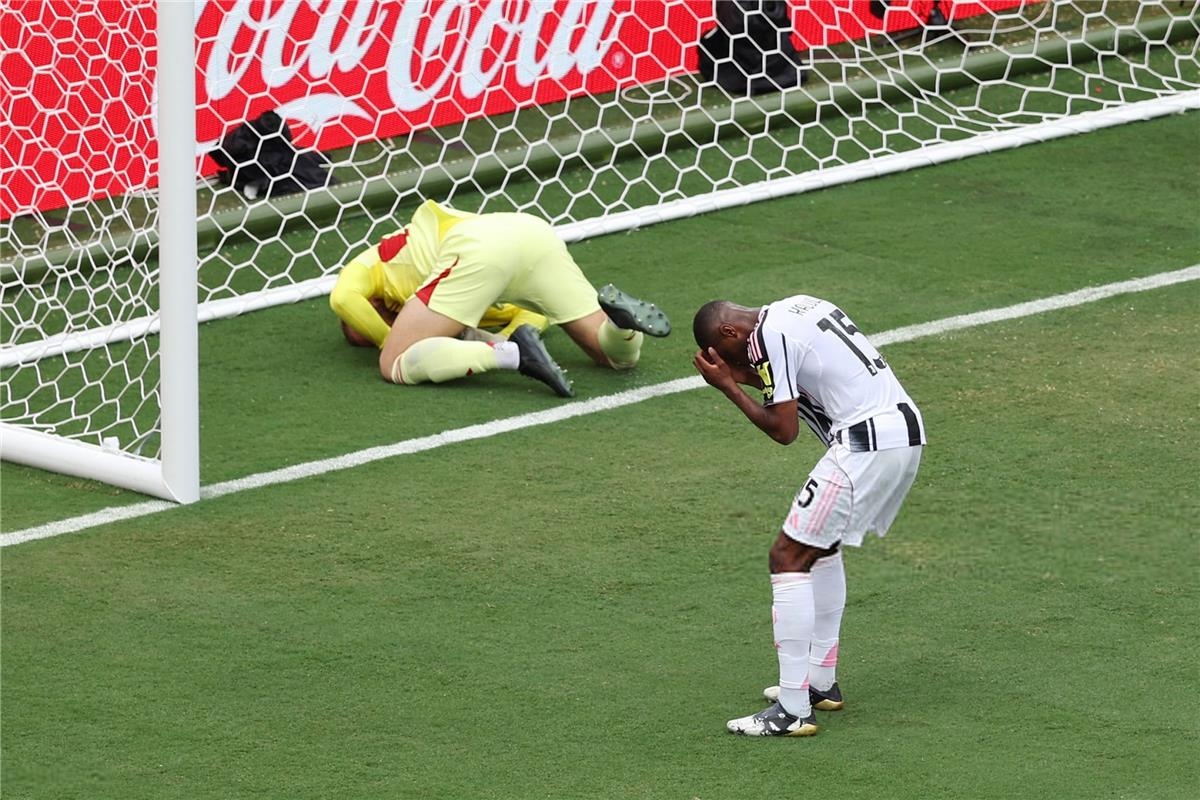 نيران صديقة.. بيير كالولو يسجل هدف مانشستر سيتي الثاني أمام يوفنتوس