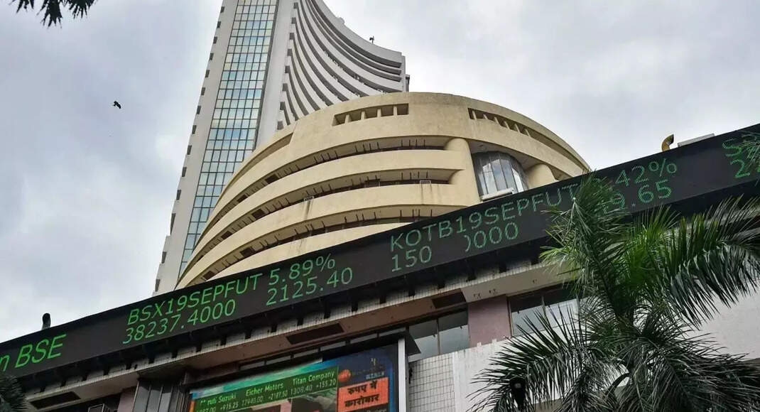 Capital market stocks: Some corrections are opportunities, 5 stocks with potential downside to upside from -20% to +24%