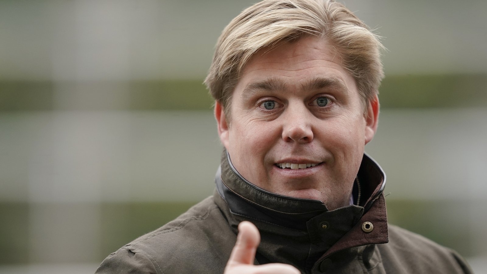 Dan Skelton extends lead over Willie Mullins ahead of finale