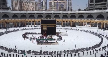 العالم هذا المساء.. نائب أمير منطقة مكة يتشرف بغسل الكعبة نيابة عن خادم الحرمين الشريفين.. كلب ينقذ صاحبه من شق جليدى فى سويسرا.. وتحذير من نشاط بركانى مفاجئ فى جبال الأنديز بسبب الذوبان