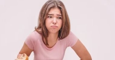 9 عادات يومية لا تتوقعها تسبب انتفاخ البطن.. بدائل لراحة المعدة