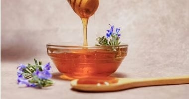ماذا يحدث لجسمك عند إضافة ملعقة من العسل إلى كوب الحليب؟