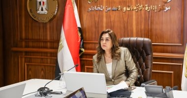 وزيرة التنمية المحلية تتابع مع محافظى المنوفية والجيزة تداعيات حادث الطريق الإقليمى
