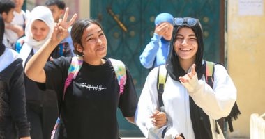 الابتسامات ترسم الوجوه.. طلاب الثانوية العامة: امتحان الإنجليزي سهل ومباشر