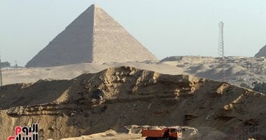 السياحة تكشف حقيقة قيام "لودر" بأعمال حفر فى محيط الأهرامات