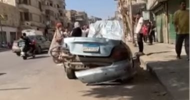 السيارتان الأسوأ حظا فى مصر.. انهار عقار شبرا عليها وساواهما بالأرض (فيديو)