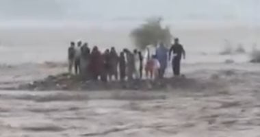 مشهد مأساوى.. مياه الفيضانات بباكستان تقتل 12 فردا من عائلة واحدة.. فيديو