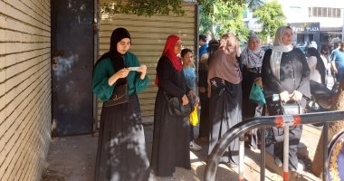مراجعات سريعة.. طلاب الثانوية العامة يستعدون لامتحان اللغة الأجنبية الأولى