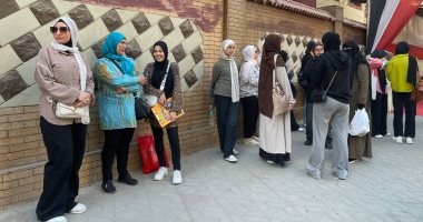 وسط دعوات الأمهات.. دخول طلاب الثانوية بالجيزة اللجان لأداء امتحان الإنجليزى