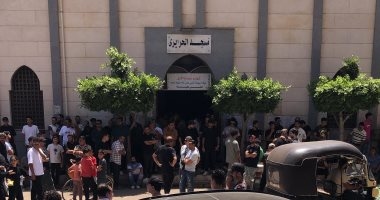 جثمان المطرب الراحل أحمد عامر يصل المسجد استعدادا لأداء صلاة الجنازة.. فيديو