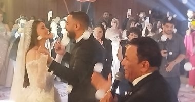 محمد فؤاد يغنى "أنا بين إيديك" لابنته وزوجها فى حفل زفافهما (صور)