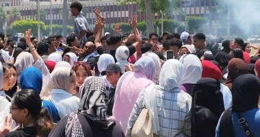 وداع الثانوية العامة فى بورسعيد بالشماريخ والمزمار البلدي (صور)