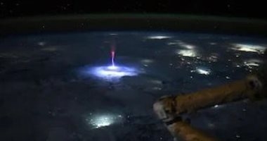 علوم وتكنولوجيا / رائدة فضاء فى ناسا تلتقط صورة نادرة لـ'شُهُب حمراء' فوق عاصفة من محطة الفضاء