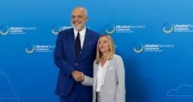رئيس وزراء ألبانيا يجثو على ركبته للمرة الثانية أمام نظيرته الإيطالية.. فيديو
