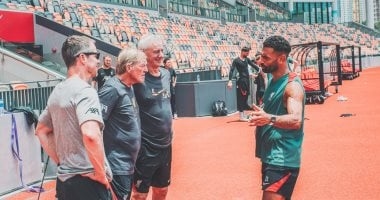 استقبال حار من أساطير ليفربول لمحمد صلاح فى معسكر هونج كونج.. فيديو