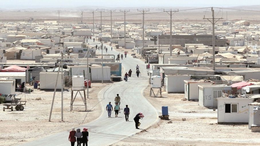 تقرير: انخفاض الدخل الشهري لـ"اللاجئين" يؤدي لاعتماد إستراتيجيات سلبية للتكيف