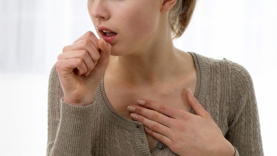 بسبب نوبة سعال.. تمزق قولون امرأة وخروجه من جسدها!
