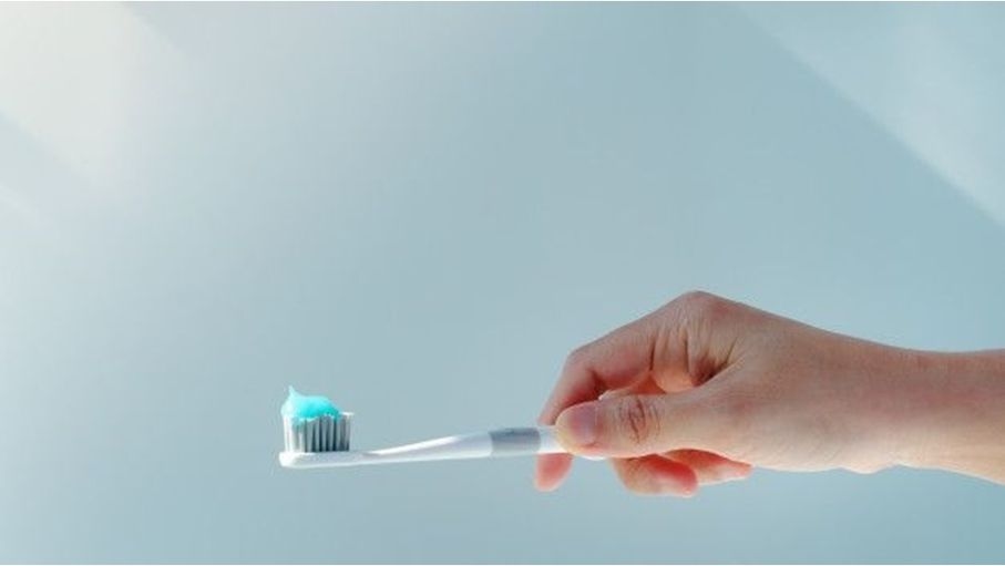 مفاجأة في بطن رجل صيني.. فرشاة أسنان في معدته منذ 50 عاماً