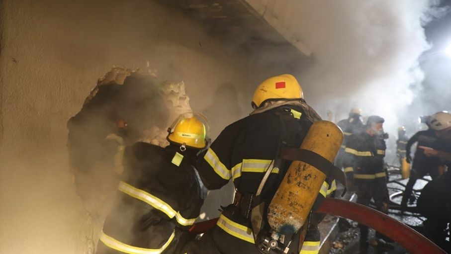 الدفاع المدني يخمد حريقاً في سوق شعبي بجبل الحسين