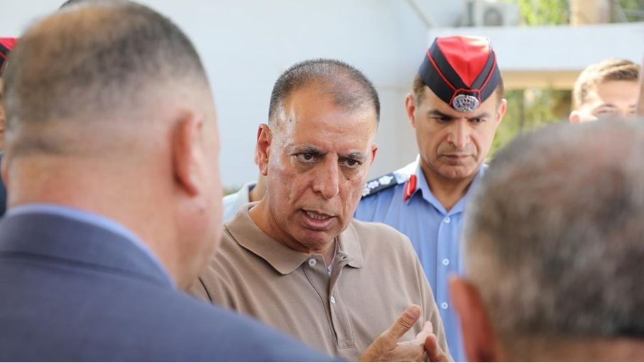 وزير الداخلية يتفقد الخدمات المقدمة للمسافرين في جسر الملك حسين