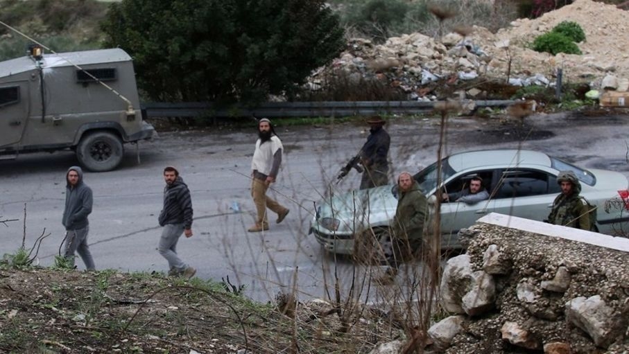 مستوطنون يعتدون على ممتلكات فلسطينيين جنوب الظاهرية