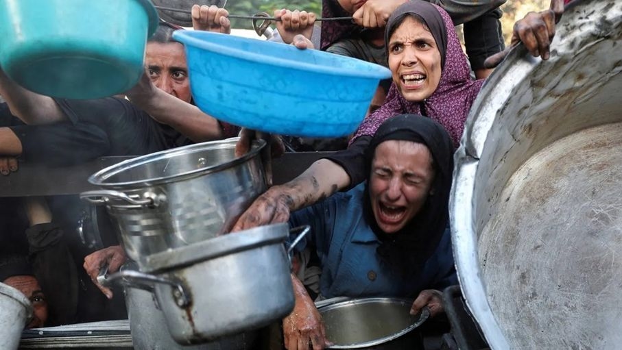 في غزة الناس يتساقطون بالشوارع والأمم المتحدة ترفض إعلان المجاعة بالقطاع