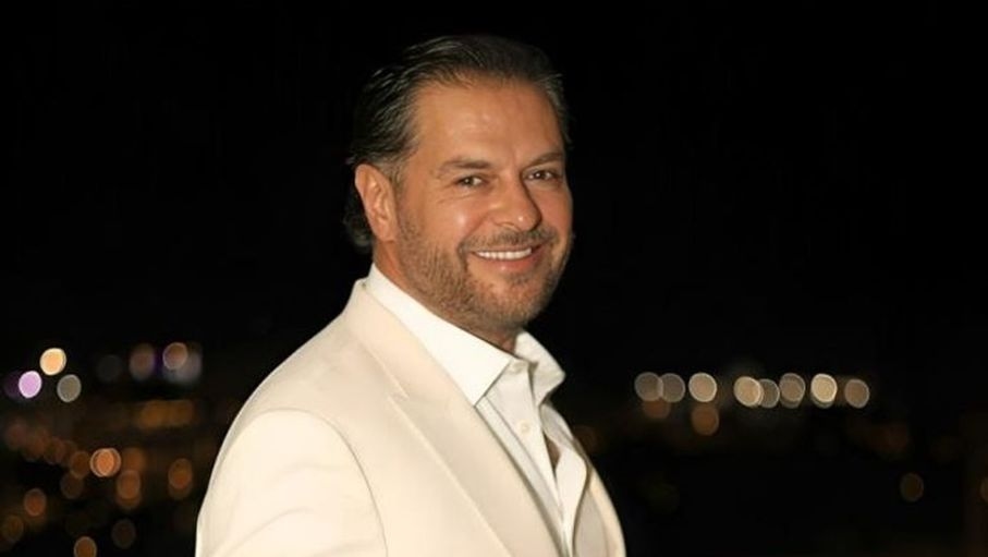 بسبب قبلة مُعجبة.. قرار بمنع راغب علامة من الغناء في مصر