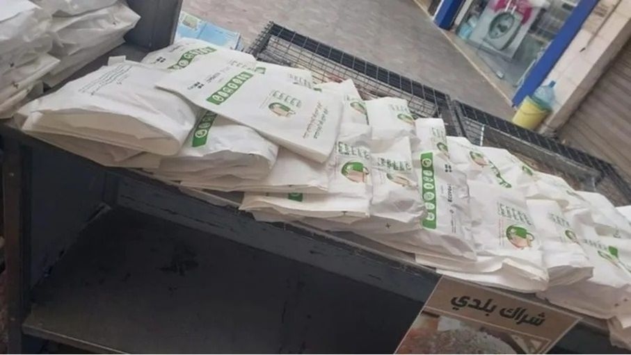 نحو عقبة خالية من البلاستيك".. حملة لإنقاذ تجربة "الأكياس الورقية" من الفشل