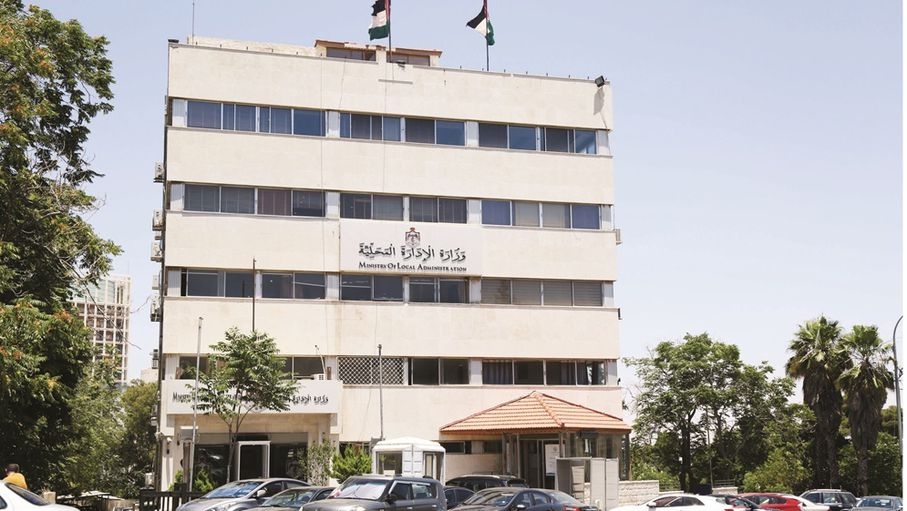 بعد حل مجالس البلديات والمحافظات.. ضبابية تلف "اللامركزية" والحكم المحلي