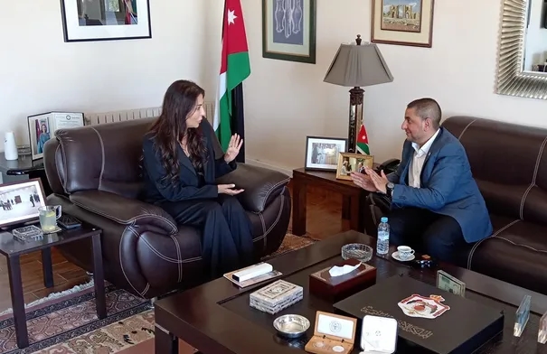 سفيرة الأردن بالمغرب تلتقي الفنان العواملة بعد تميزه في...