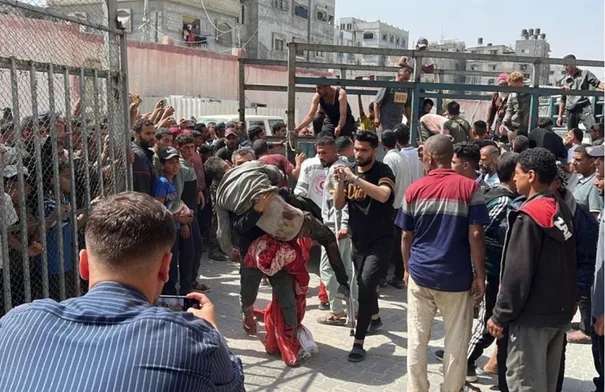 شهيد و8 مصابين بقصف منتظري مساعدات في خان يونس