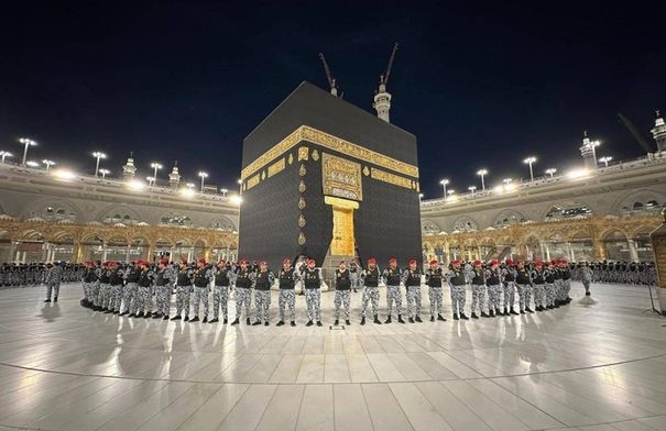 بماء زمزم والورد .. بدء مراسم غسل الكعبة المشرفة