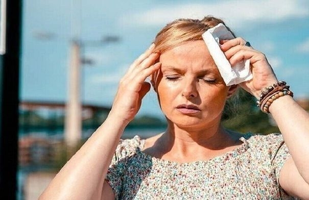 طبيبة تحدد أعراض ضربة الشمس