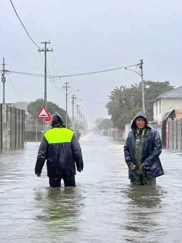 Devastating floods displace thousands in Cape Town's informal settlements