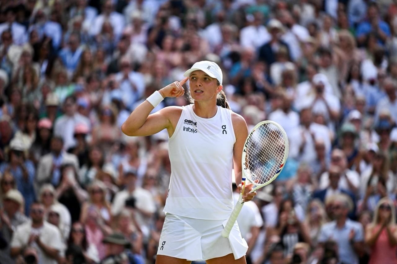 Iga Swiatek destroys Amanda Anisimova 6-0, 6-0 to win first Wimbledon title