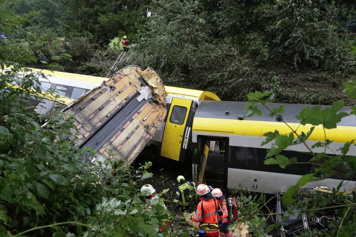 Three dead, several injured after train derails in Germany